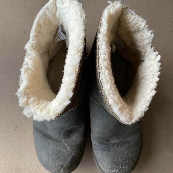 Bearpaw size 7 short boots - Picture 4 of 4